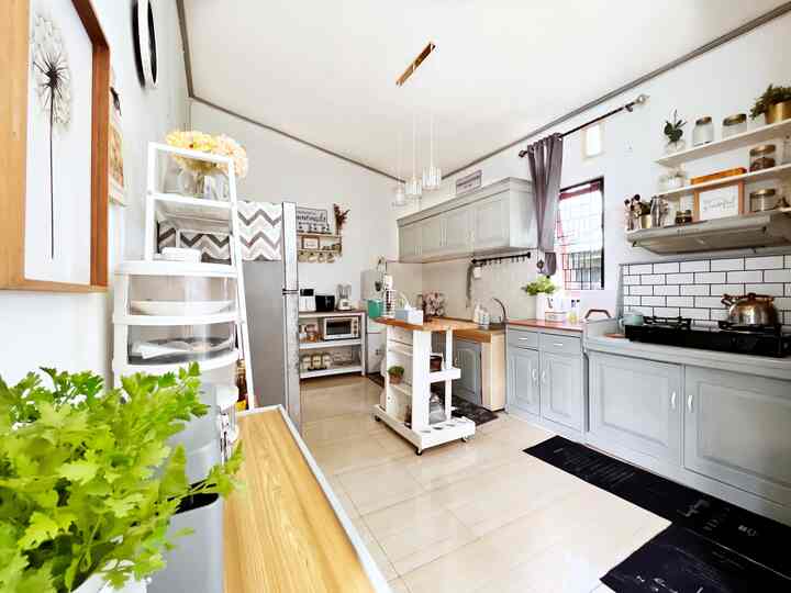 Soul, identitas rumahku. 
Hai ini pertama kali aku upload photo dalam landscape. 🥰
Area favorit dan identitas rumah ini adalah Dapur. Karena aku suka memasak
Banyak sekali barang disini ya 😂
Percayalah barang dirumah selalu bertumbuh. dulu dapur ini saat awal awal rumah ditempati kosong tapi seiring waktu 8 tahun barang nya bertambah. Ini juga banyak yang sudah aku decluterring. 
Gaya dapur ini Farmhouse mix american classic.
Aku aplikasikan warna abu-abu dikabinet membuat dapur ini punya karakter khas. 
Size dapur 3x4 M, open space dengan ruang makan di area sebelah nya.  #myhomejourney #ceritarumahku #myfavoriteroom #farmhouse #kitchen #inspirasidapur #dapurcantik #dapurwood 