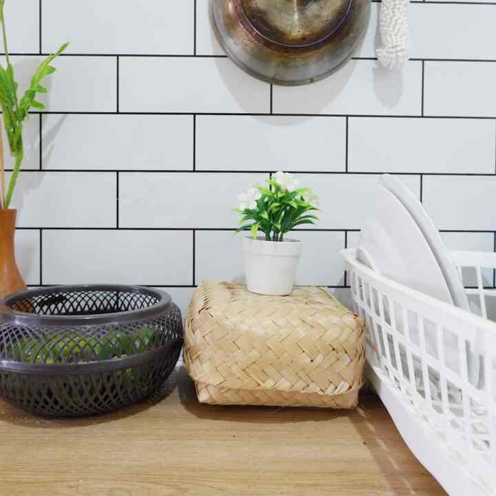 Tidak banyak yang bisa kami ubah karena ini rumah kontrakan, dan lagi-lagi hanya itu yang ditayangkan hehe tapi kami sangat bersyukur, dapur sederhana yang kami ubah sedikit dengan sentuhan wallpaper dan sticker vinyl agar terlihat rapi dan ‘aesthehtic’ ini sukses membuat pemilik rumah turut bahagia rumahnya kami rawat 💙🤍

#dapurkontrakan #wallpaperingsendiri #ruangandesma #trideewallpaper #dekordapur #dapur 