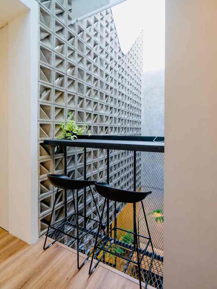 Halo semua 😊
Kali ini aku mau spill salah satu bagian rumah yang paling estetik di RFL House.
Spot estetik di RFL house ini terletak dibagian selasar menuju kamar utama di lantai 2.
Area void/balkon dengan view taman di area innercourt, dimanfaatkan menjadi area “home cafe” dimana seringkali kami gunakan sebagai tempat sarapan ataupun bersantai sembari  menikmati teh di sore hari 😊
Semoga menginspirasi 😊

#aestheticroom #aesthetichomedecor #homestyling #hallway #balkon #void #homecafe #scandinavian #scandinavianhouse