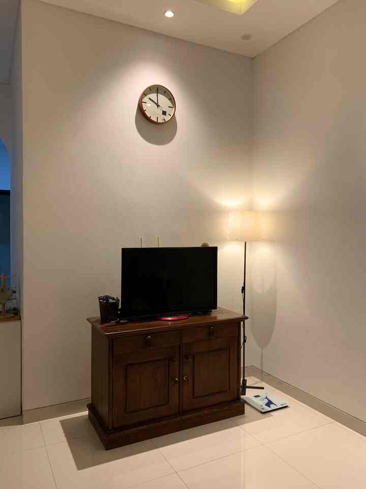 Secimit mode malam di rumah ini,

Sudah hampir tengah malam tapi mata masih terjaga.. 
Btw, lemari tv ini pun salah satu furniture custom juga, produk dari kayu jati asli..model dan warnanya jadul sekali memang..😃

6th lalu kami custom dengan harga Rp 3.000.000(+/-)  

#mininalist #rumah #rumahmungil #furniturekayu #modemalam #nightmode #dekorasirumah #inspirasiruangan