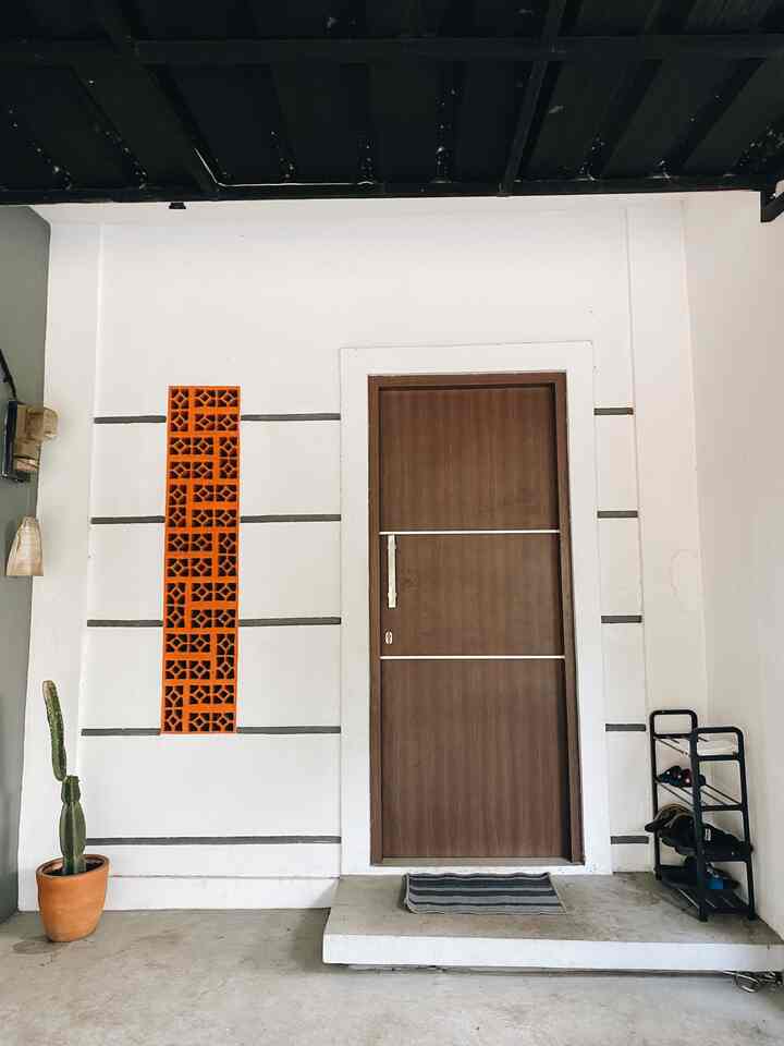bagian depan pintu rumah kami 🏡

#terasrumah #minimalis #tropical #90sqm #cibubur #livewithkids #rumahcluster 