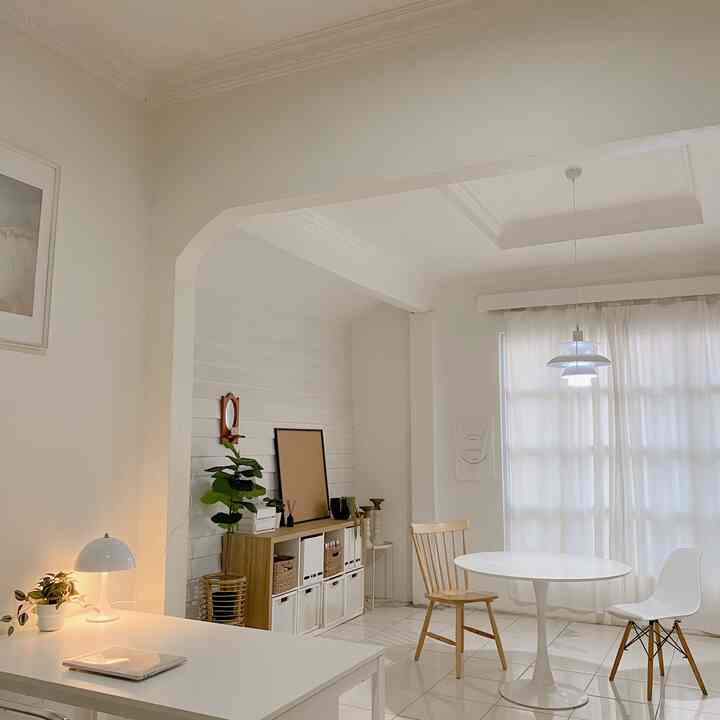 FAVORIT
Kalau ditanya bagian rumah yang paling aesthetic dan jadi favorit aku ya ruangan ini..karena di ruangan ini isinya semua barang yang tadinya jadi wishlist dan alhamdulillah kesampaian :) . Aku mau menciptakan suasana minimalist yang hangat ala rumah Korea sana. Aku suka semua yang ada disini, tapi selling point ruangan ini mungkin lampu gantung dan meja bundar itu ya. 
#aestheticroom #aesthetichomedecor #homestyling #minimalist #homeinspo