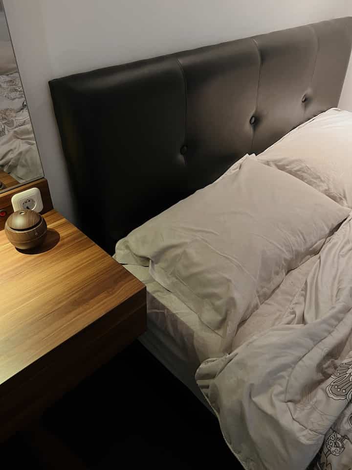 Kamar sederhana mode malam hari 🛌

#bruwnhouse #dekorasikamartidur #kamartidur #bedrooom #homedecor