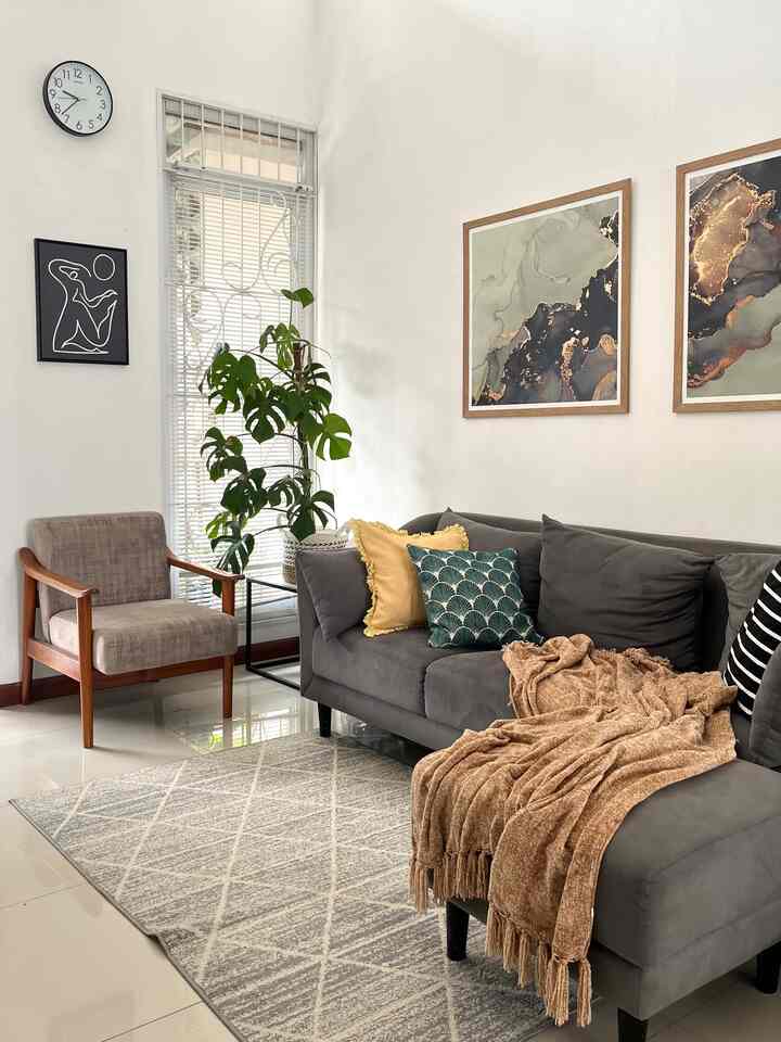 The aesthetic room in the terrahauz could be this living room. Because in this room every corner has a "soul" that I put into it. Like on the wall I put wall art, in the corner near the window I put a monsterra tree and a table lamp. It's small things like that that make the room seem "alive" and ultimately look aesthetic✨

The color combination in this room is also quite neutral with color accents that are not excessive. Color accents can sweeten the room so it doesn't seem too plain🥰

#aestheticroom #aesthetichomedecor #homestyling #japandi #minimalist #ecletic #rumahcluster #bandungtimur #decorlowbudget