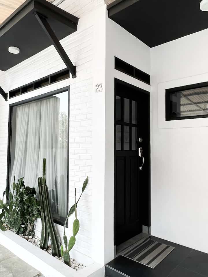 Fasad rumah dengan lebar 5 meter ini mengusung tema ‘American Styles’ dengan sentuhan gaya modern minimalis. Pemilihan tema ini didasari oleh ketertarikan kami pada detail-detail rumah bergaya Amerika yang cenderung menggunakan material alami. Seperti dinding bata ekspos yang dicat warna putih dan pintu rumah berwarna hitam dengan kaca dibagian atasnya. Pemilihan handle dan kuncinya pun disesuaikan sehingga semakin mempertegas kesan American Styles.
Elemen penting lainnya adalah kehadiran jendela besar pada hunian, untuk memberikan kesan lebih terang dan terbuka.


#americanstyles #rumahgayaamerika #americanhome #minimalis #homedecorinspo #roomdecorinspo #aesthetichomedecor #rumahminimalis #rumahmungil #bandung #45m2 #exterior #fasadrumah #pinturumah #pintumasukutama #pintuhitam #bataekspos