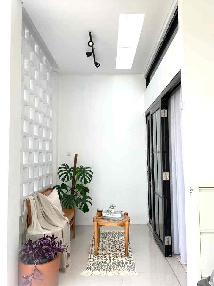 Favorite Room ✨

Foyer atau teras ini jadi ruangan favorite karena spot paling enak untuk santai. Area ini biasanya kita gunakan saat sore atau malam hari, bisa kena cahaya matahari atau kena angin malam tanpa telihat orang dari luar. Pada area teras ini kamu paling suka set bangku dan meja jati rotan yang menambah kesan estetik pada area ini.

#MyFavoriteRoom
#MyHouseStory
#MyFavoritItems
#minimalist
#rumahcluster
#rumahmungil
#65m2