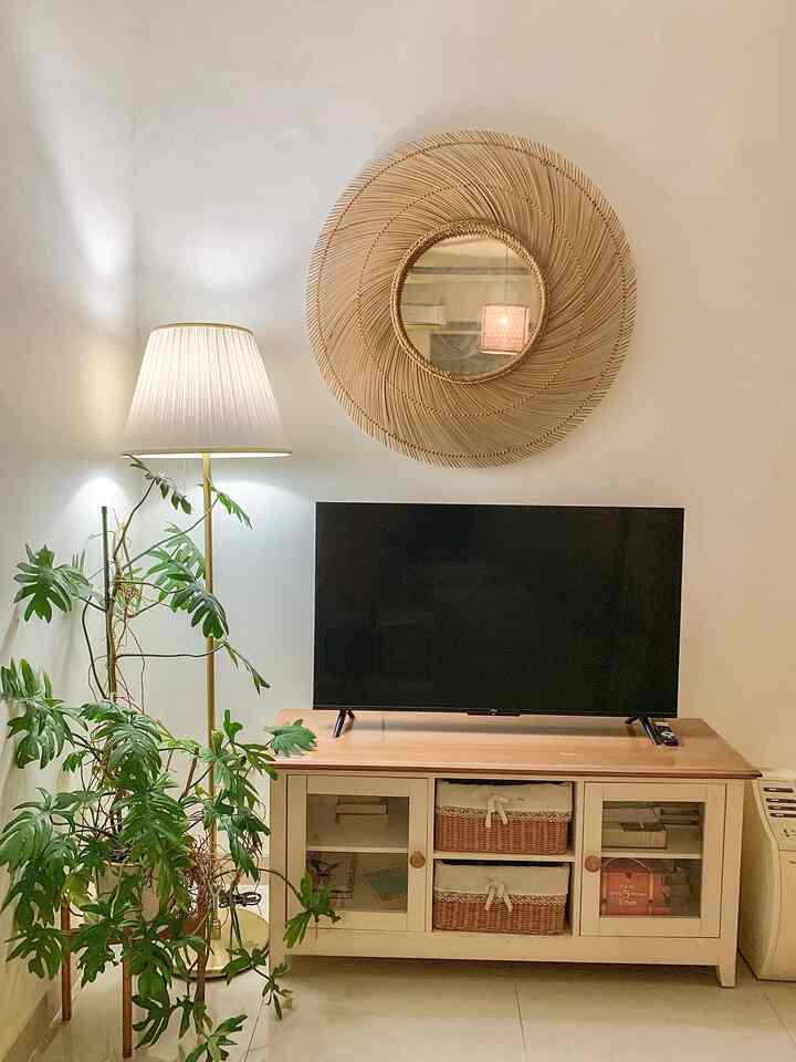 Live Slowly..

Suasana malam hari di area ruang tamu sekaligus ruang keluarga kami. Tinggal di rumah cluster dengan design standar dari developer dan ruang tamu yang sempit bisa kita make over dengan pemilihan furniture yang tepat. Saya menyukai warna-warna furniture dengan tone netral dan warm. Perpaduan warna wood dan putih bisa menjadikan ruangan ini terasa lebih luas dan rapi. Pencahayaan dengan warna warm yang tepat saat malam hari membuat kesan romantis, estetik dan klasik. Semoga menginspirasi..

#liveslowly #ruangtamuestetik #aestheticroom #familyroom #livingroom #aestheticlivingroom #tropical #classic #furniturkayu 