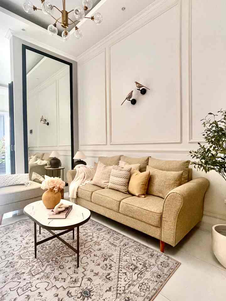Halo… ini ruang tamu dirumahku mengusung konsep american classic modern dengan perabotan sofa bergaya classic minimalis dengan unsur alam berkaki kayu dan menggunakan elemen fabric, dipadukan dengan sidelamp modern vintage berwarna dark brown menambah kesan elegan diruangan, untuk menyatukan warna n kesan comfort aku tambahkan blanket berwarna beige senada dengan kap of the lamp

Semoga menginspirasi yaa ….

#americanclassicmodern #minimalist #classicvintage #homedecorinspo #roomdecorinspo #aesthetichomedecor 