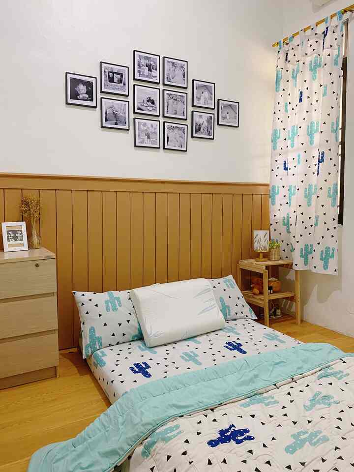 Cozy 6-tatami bedroom with brown wood-tone walls and sky blue cactus-patterned bedding