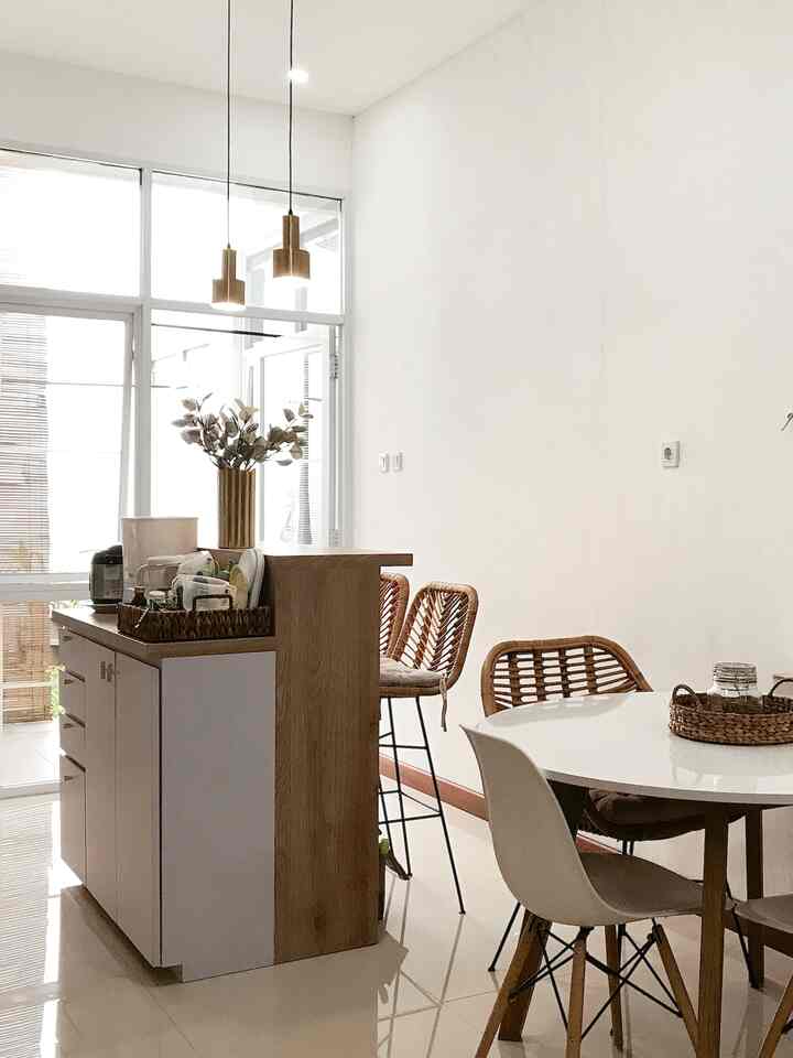 My favorite area di terra hauz adalah area meja bar ini, aku suka banget nongkrong disini kalo anak lagi tidur, masak mie sambil drakoran🥹🤣 my kind of me time. Trus view dari meja bar ini juga adalah taman kecil yang aku rawat sendiri, jadi makin makin seneng kalo lama lama disini. Rasanya langsung recharge hehe🤍

#MyFavoriteRoom #MyHouseStory #MyFavoriteItems 
#rumahcluster #bandungtimur #decorlowbudget #rumahmungil #livewithkids