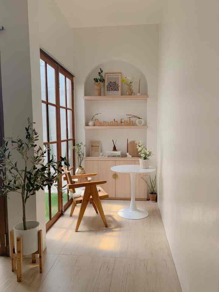 Ig: rumah_fish
Tips mendekorasi sudut ruangan agar makin aesthetic dan fungsional dengan style ala japandi bernuansa white an wood sengaja Aku tambahin arch agar bisa meletakkan berbagai dekorasi dan bagian bawah nya terdapat lemari untuk menyimpan barang2 dirumah. Bunga dan kekayuan menjadi hal yang paling penting dalam mendekorasi dirumah ini. Dengan ditambah meja bulat putih dan kursi rotan menambah kesan ala cafe dan bisa dijadikan spot foto juga.. semoga bermanfaat🤎🤎
#decorativeitems
#homestyling 
#homedecor