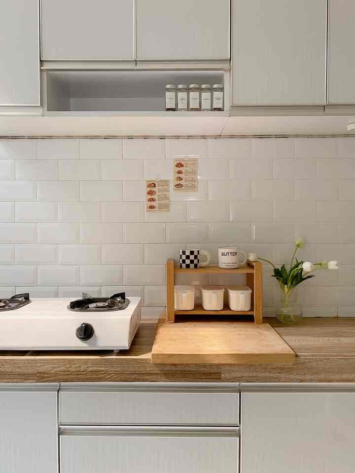 LOW BUDGET
Bingung mau dekor dapur tapi low budget??yuk sini aku kasih tau caranya ya..untuk membuat dapur cantik tidak melulu harus merogoh kocek yang banyak alias mahal..beberapa item yang aku pake di dapur sampai saat ini tergolong low budget..Aku masih setia pakai kompor gas tangkring gini yang aku pilox pake warna putih, aku juga pake LED strip yang murah meriah warna warm light yang kalau dinyalakan saat malam bikin dapur terlihat lebih wow, biar makin cantik bisa ditambahkan gambar vintage dan bunga artificial.. jadi deh makeover dapur low budget ala aku :)
#lowbudgetkitchen #lowbudgetkitchenmakeover #lowbudgetkitcheninspiration #minimalist
