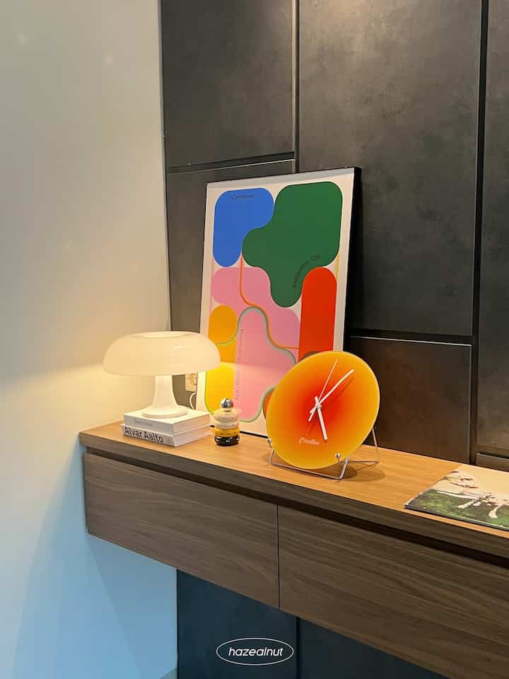 Z世代の新しい家 🪩🕺

24歳でついにマイホームを持つことができました！ありがたいことに、今回は自分の家を飾る機会をいただきました〜これは私が購入したセカンドハウスなので、飾ります！

まず、リビングルームの背景をZ世代らしく飾ってみました。この背景は古い家のオーナーからもらったもので、HPLの木のアクセントとライトグレーの背景があるので、ミッドセンチュリーをテーマに飾ることにしました。タンスの上にはレコード、ポスター、アンビエントライトを置き、とても「若い」印象を与えています。 ✨

#リビングルームスタイリング #livingroomdecor
#リビングルームのイメージチェンジ #ruangtamu #midcentury #genzhaus #lampujamur #mushroomlamp