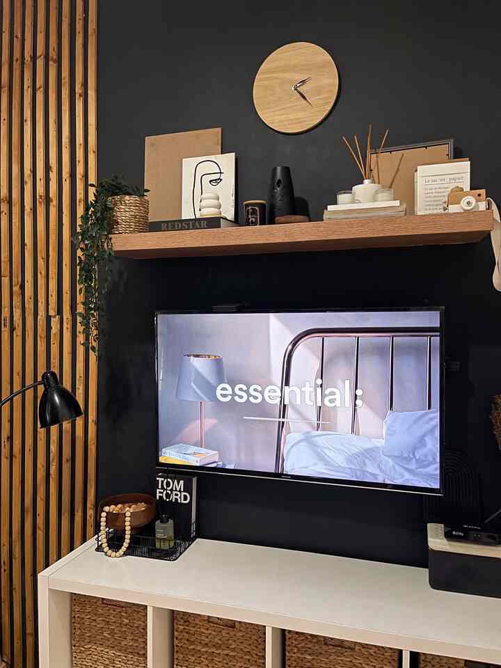 Spot yang paling #estetik dirumah, menurut aku di dinding #backdroptv diruangan ini, walaupun #DIY dan #lowbudgetmakeover tapi efek #slatwall dan semua komposisinya paling gampang di mix and match. 
Semoga menginspirasi 🥰🖤🤎 

#livingroom #ruangtv #spotfavorit #warmandbold #minimalistbold #zarraawwrr #informa #ikea #kunataruma #samsung #samsungtv #spotaesthetic #diybackdrop #blackwhiteandwood #bohemian 