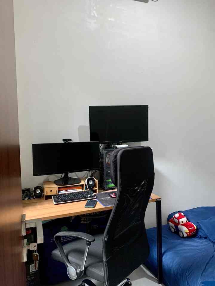 Ruang kerja yang sekaligus kamar jika ada keluarga yang datang menginap. 

#Ruangkerja
#kamartamu 
#industrial
#rumahdeveloper
#60m2
#rumahminimalis 
#tangsel