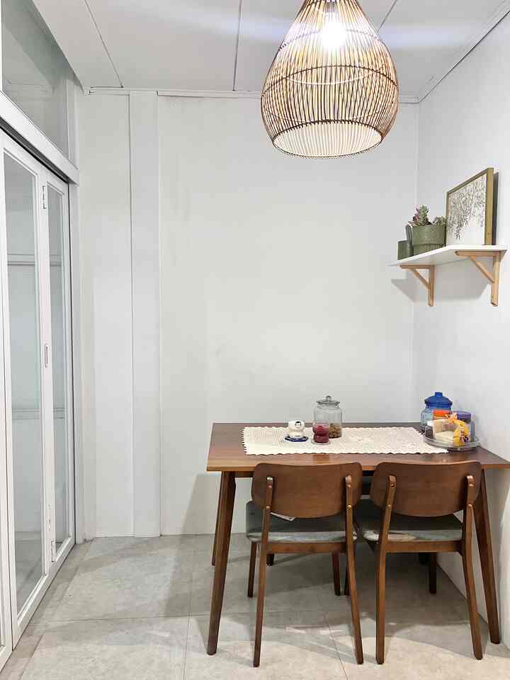 Malam di ruang makan.
Kalo malam hari waktunya santai sejenak minum susu hangat. Untuk area makan ini. Aku pake meja set warna kayu. Dipadupadankan dengan taplak warna cream jadinya cantik sekali ya 🥰

#homedecor #dekorasirumah #mejamakan #dinningroom #mejaruangtamu #meja #ruangmakan #bumiphilar