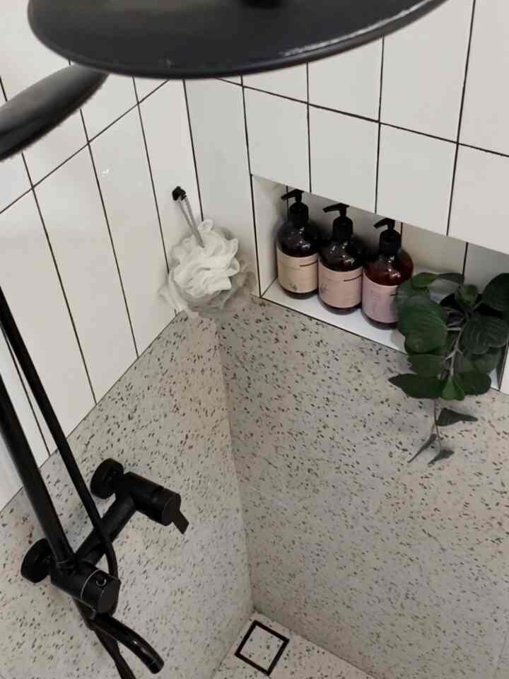 我が家のミニマルなバスルーム。タイルはローマン産のテラゾ花崗岩と混合されています。浴室のサニタリーは全て黒を使用しています。

#ミニマリストの家 #rumahdeveloper #bathroomdecor #decorlowbudget #minimalis #tinyhouse #homestagram