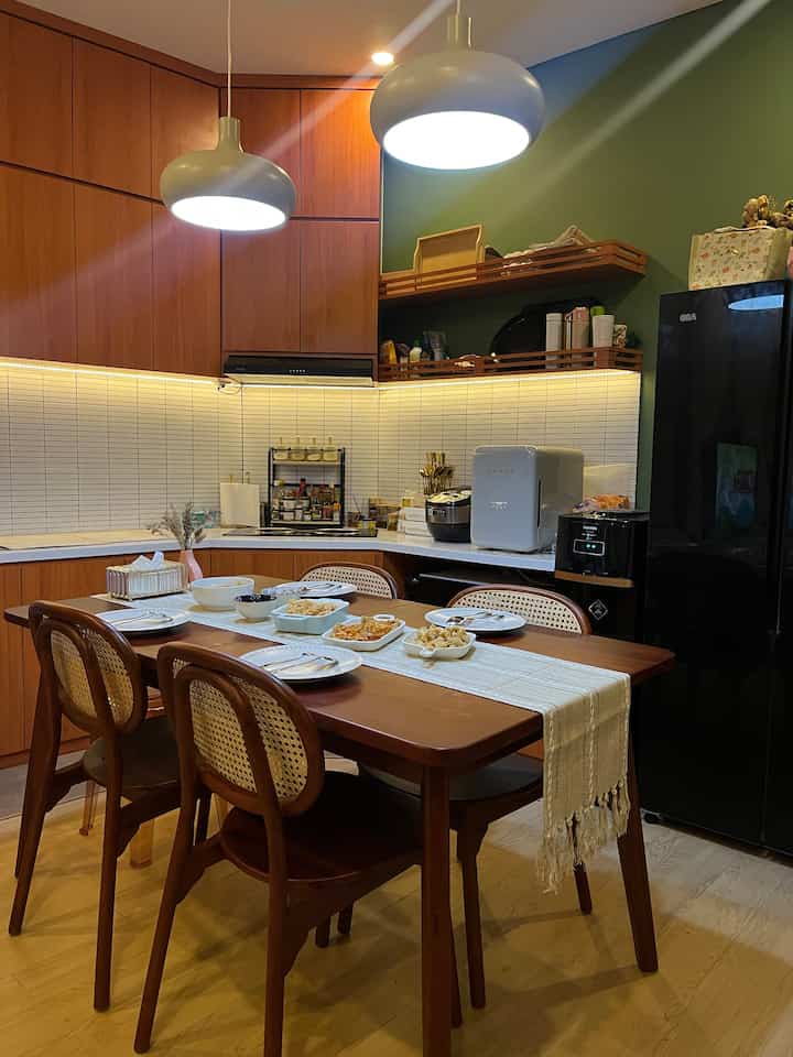 Hai haiiii LusanGeng! Hari ini aku mau bahas soal meja makan yang aku bikin secara custom di Jaya Home Living, kalian bisa langsung cek instagramnya kalo tertarik.
Suamiku tuh pengen punya meja makan yang foldable geng. Jadi kalo misal lagi kedatangan tamu rame, meja makannya bisa di panjangin gitu. Akhirnya kami memilih Jaya Home Living untuk membuat meja makan sesuai dengan keinginan kami. 
Meja makan ini terbuat dari kayu jati asli, dibuat langsung di Jepara. Pembuatan meja ini sekitar satu bulan dengan harga kurang dari 6juta loh (worth it banget menurutku) karena kualitasnya yang bagus dan best bgt pelayanannyaaaaa!!! 
Buat LusanGeng yang tertarik atau lagi pengen bikin furniture apapun secara custom, boleh langsung cek instagram mereka. Btw, dipan kamar kami juga dibuat sama Jaya Home Living lohhh! Next bakal aku tunjukin yaaa

#customfurniture #personalizedfurniture #uniquefurniture #kayujati #aestheticfurniture #semarang #homedecor #decorenthusiast #livewithkids #rumahmungil #japandi #scandinavian #mejamakan #mejamakankayu 