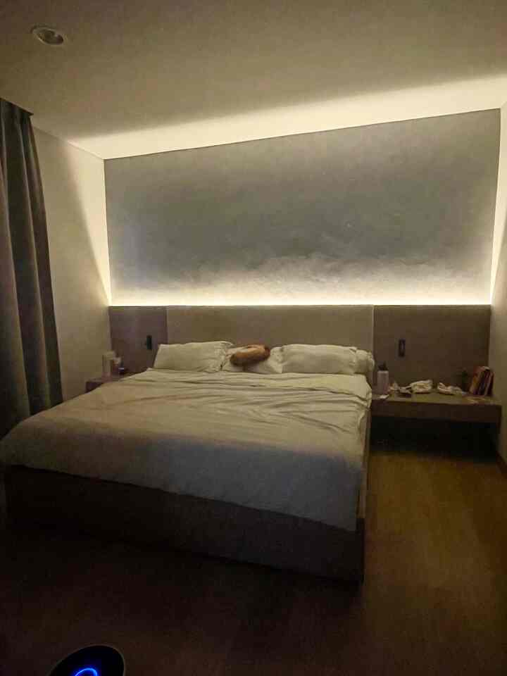 Kamar tidur utama kami siang & malam #bedroom #customfurniture #cattekstur #japandi #bsd #rumahcluster