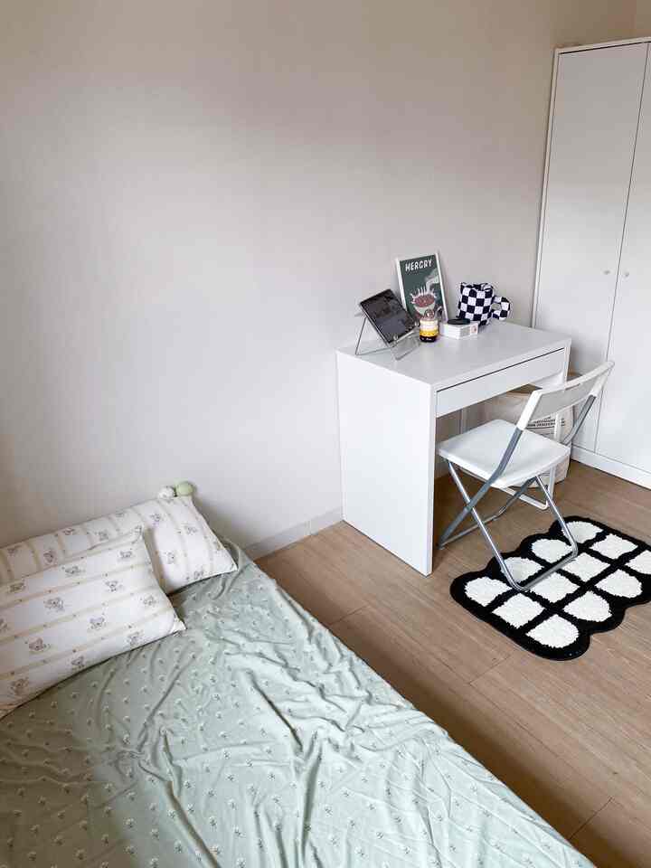 Beberapa hal yang bikin kamar tidur aku lebih nyaman:
• bantal fluffy yang lembut
• lantai vinyl yang bikin suasana kamar warm dan ngaman
• karpet mini selain bikin aesthetic juga bikin hangat
• speaker mini yang nemenin aku saat kerja/ santai dikamar

Happy Weekend men temen🤍

#cozybedroom #dekorasikamartidur #inspirasikamartidur #greynaehaus #rumahkecil #bandung #kamartidur