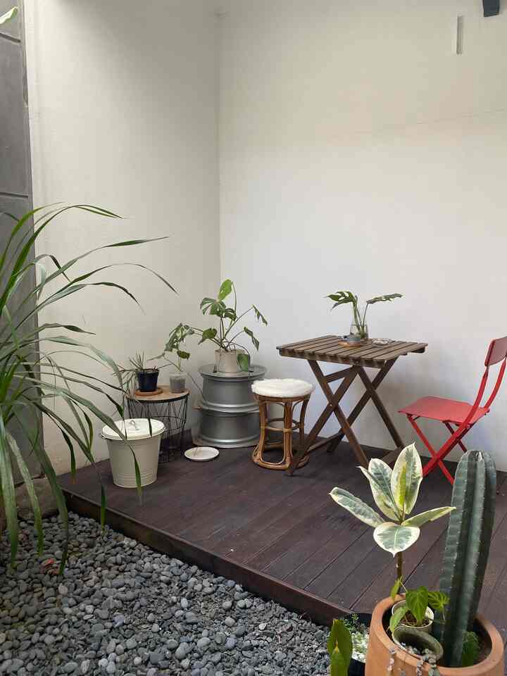 Awalnya kursi di bagian ini tuh kaya semacam lazy chair (kursi dg dudukan rendah) & coffee table kecil, tp jarang banget digunakan. Akhirnya aku ganti deh dg kursi taman seperti ini. Sekarang udh sering banget digunakan terutama ngopi pagi, kadang malam hari sambil ngobrol santai bareng suami & bisa juga digunakan buat laptopan. yeaaay akhrnya lebih fungsional deh area ini 😆
#backyard
#tamanbelakang
#areataman
#kursitaman
#penataantaman
#kursioutdoor
#mejaoutdoor