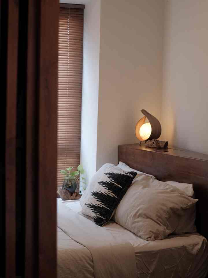 Master bedroom yang mungil namun terasa cukup dan nyaman.
#bedroom #midcenturyjapandi #earthtone #smallbedroom #woodenfurniture