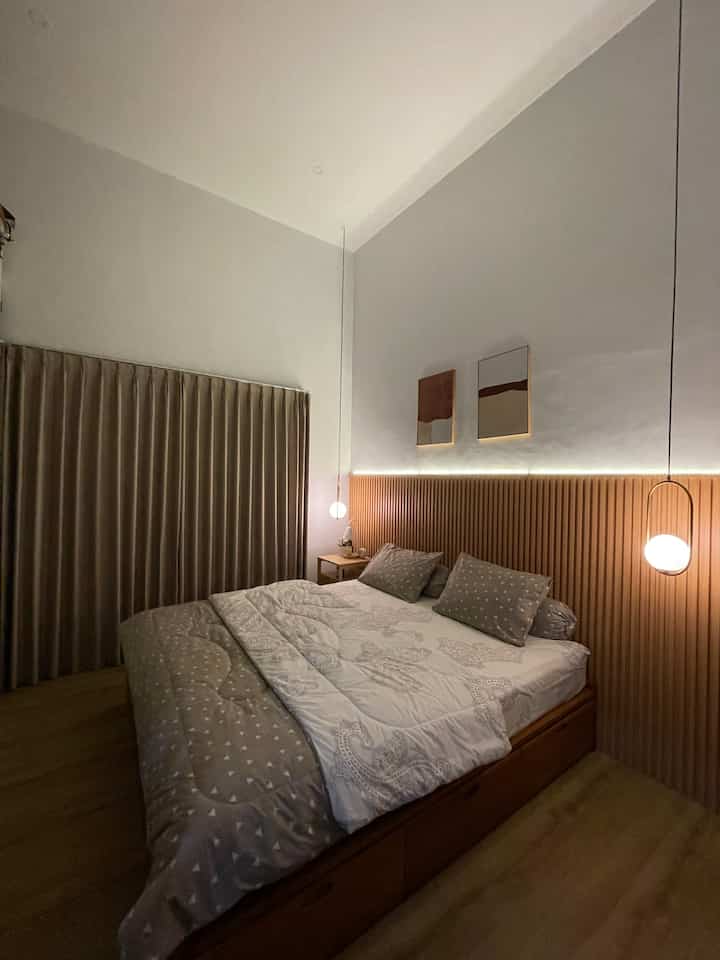 Night Vibe 🌙at our bedroom
Memakai beberapa pencahayaan dikamar, lampu samping tempat tidur berupa lampu gantung minimalis, serta LED light dibagian wallpanel berwarna kuning krn ingin menciptakan susana temaram dan syahdu sehingga kegiatan tidurpun lebih nyaman.
Selain itu disamping tempat tidur juga kami menggunakan candle warmer yg membuat makin relax.
Utk pencahayaan dikamar bener2 harus memperhatikan letak stop kontaknya, disediakan sblm instalasi lampu agar tidak kerja dua kali.
#NightVibe #LightingIdeas #LightingInspiration #Bedroom #mainbedroom #scandihouse #bedroomwithmezzanine