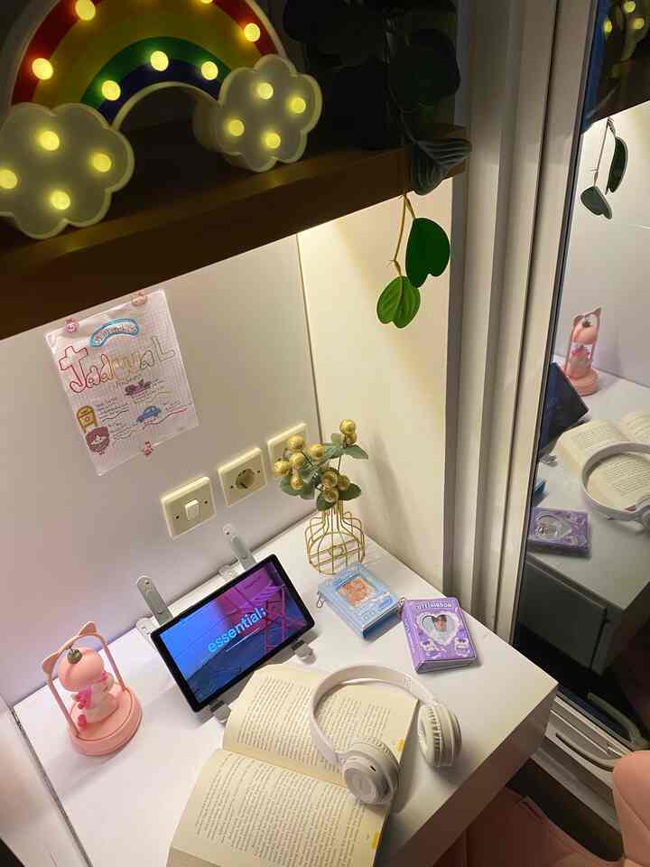 Night view di kamar anak. Anak cewek yg lagi suka bts 🤭 
#bedroom
#kamaranakperempuan 
#pojokbaca
#kamaranak
#nightvibes 
