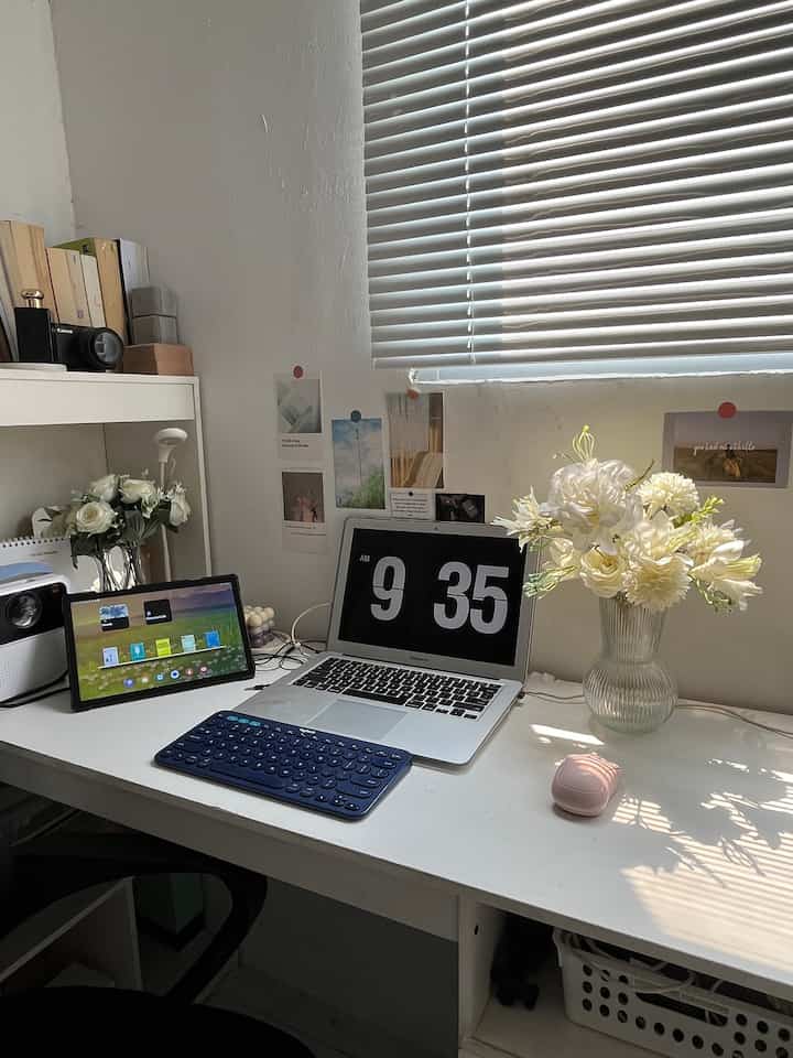 Real remote working life 💻☀️

Kerja di rumah tentu lebih hemat daripada kerja di cafe atau WFC. Oleh karena itu, penting bagiku untuk membuat meja kerja yang nyaman.

Yang paling aku suka dari meja kerja ini, dekat dengan jendela. Jadi, anti ngantuk deh kalau kerja 😄

Bonusnya, bisa dapet cahaya matahari cantik yang menyorot meja. Vibe nya jadi cozy banget ⛅️🍃

#minimalist #homeoffice #rumahmungil #decorlowbudget #homeofficedecoration #homeofficeinspiration