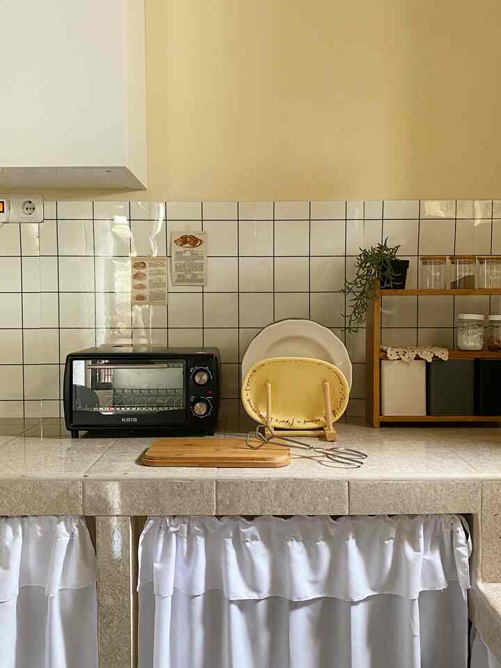 Dapur itu semacam "working area" ibu dirumah. Ngga afdol kalo ngga punya dapur yang nyenengin.. mau berantakan, mau kinclong, mau jarang masak atau sering masak tetep aja dapur itu harus bisa nyenengin atinya ibu.. ada yang seneng kalo printilannya banyak, ada juga yang seneng kalo smua mua harus serba disimpen jadi meja dapur bersi banget. Pokonya "yang penting hati ibu senang"

Kesalahan terbesarku di dapur ini adalah masang backsplash motif marmer warna krem tua, bikin tampilan dapurku jadi kurang bersih mau di styling model apa aja. Akhirnya aku pasang wallpaper motif kotak-kotak ala dapur korea biar looknya jadi clean, karna ngga mungkin banget dapur yang baru jadi ini harus kubongkar dindingnya 💸💸💸

Cuma gara2 backsplash aja uda ngebantu banget buat dapurku jadi gampang di styling. Nah biar dapur makin keliatan rapi dan nutupin "sisi berantakannya", aku juga ngasi tirai di kolong dapur buat menghempaskan printilan dapur yang aku simpen disana. Alhasil meja dapur jadi bersih rapih dan enak dipandang. Bikin hati ibu jadi hepi tiap lewat dapur

#kitchenstyling #kitchendecorideas #kitchenmakeover #aesthetickitchen #homedecorlowbudget #koreankitchen