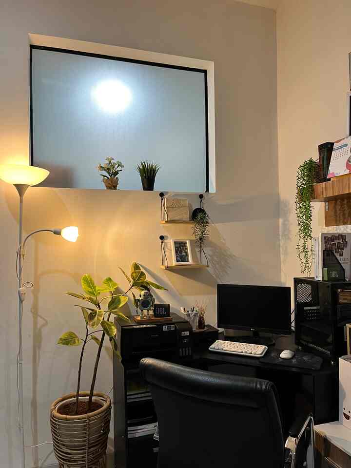 Mini Work Space Maskulin

Area maskulin di rumah ini ya work space paksu. Supaya ga terlalu monoton aku tambahkan dekorasi mini dan tanaman pastinya supaya lebih fresh. Ada 1 barang dekorasi favorit di area ini yaitu jam robot, bentuknya unik dan fiturnya lengkap.  Meja kerjanya sendiri dipilih yang berwarna hitam berbentuk sudut dengan tambahan kursi kerja berwarna hitam juga. Supaya lebih nyaman kami gunakan kursi yang empuk dan senderan yang kokoh dan stabil supaya menopang badan dan nyaman. 

#DekorasiRuangkerja #InspirasiRuangkerja #workspaceStyling #workspaceidea #maskulinworkspace #depok #miniworkspace