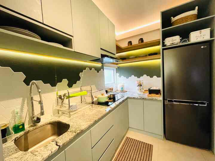 Dapur dirumah cuma satu, pengennya jadi dapur yang rapi terus tapi kan ya tidaklah mungkin yaa… akhirnya kami beli barang2 estetik yang bisa bikin dapur keliatan cantik walaupun dapur lagi sibuk masak. Misalnya panci kami gunakan panci induksi modena warna senada hijau dengan warna duco kitchen set. Kotak p3k kami beli di informa harganya 100ribuan, dan tempat sabun cuci piring hanya 50ribuan saja tapi dapet yang estetik motif marble.
.
#lowbudgetkitchen #lowbudgetkitchenmakeover #lowbudgetkitcheninspiration #rumahminimalis #japandi #skandinavian #scandinavian #depok #rumahpengantinbaru 