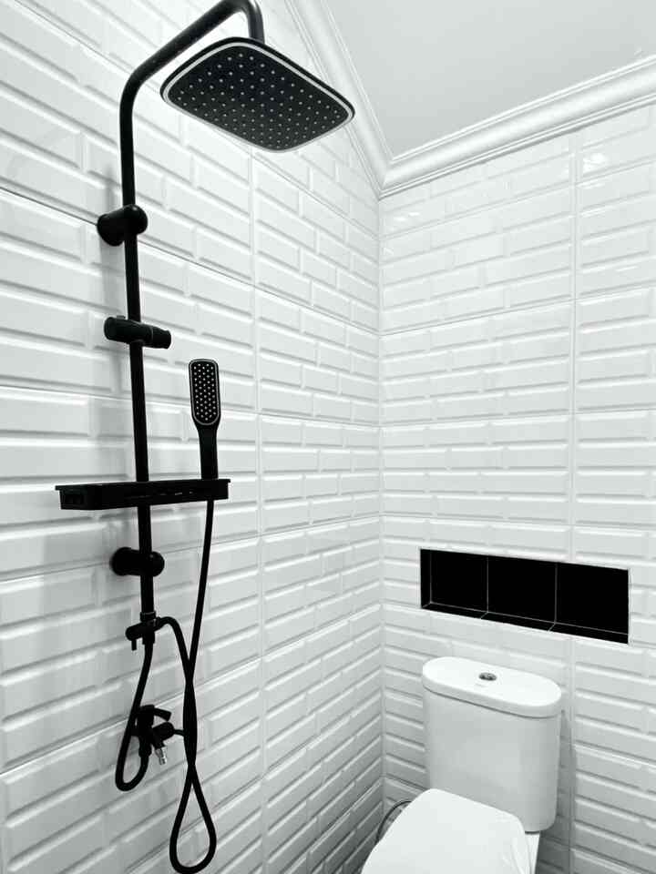 Kamar mandi simple bawah tangga ukuran 2x1 m. Agar tampak lega kami memilih warna cerah dan dipadukan dengan sedikit warna hitam ☺️

#DekorasiKanarMandi #InspirasiKamarMandi #Bathroomstyling #kamarmandilowbudget #kamarmandikecil #kamarmandiminimalis 