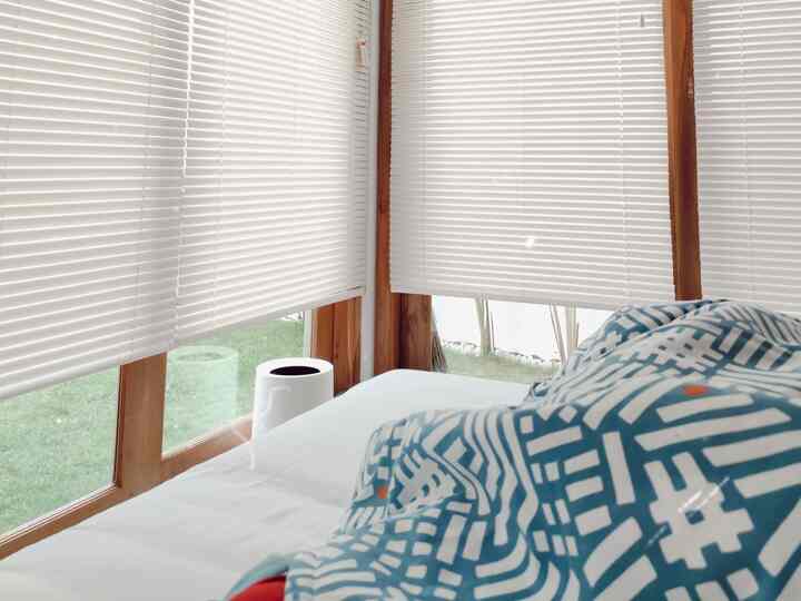 Bagian kamar yang semua dibikin kaca adalah vibes rumah kita karena ingin merasakan rumah seperti bila, yang kalau bangun tiur langsung melihat tanaman catahlea dan rumput hijau :)
#tinyhomecafe #tinyhome #rumahmungil #rumahbertumbuh #petparents #rumahbandung