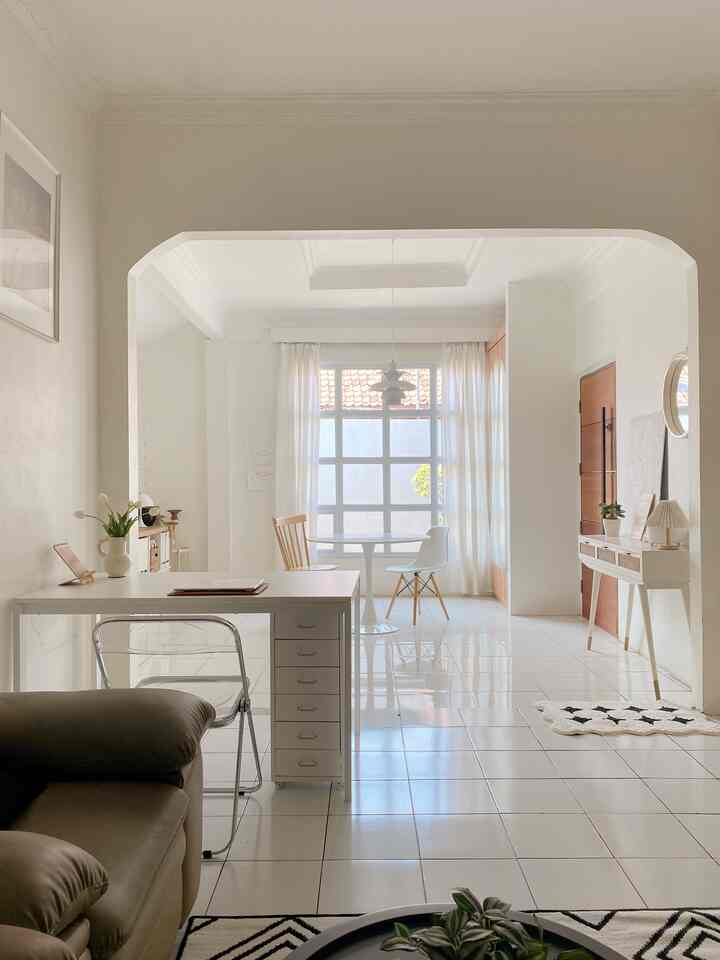 JAPANDI-KOREAN-MINIMALIST
Maaf living room lagi yang muncul karena emang ruangan ini yang paling mencerminkan style rumah aku..Pemilihan furniture didominasi warna putih, kayu dan hitam sebagai aksen memberikan kesan clean dan minimalist.. Aku membeli furniture ini di IKEA, informa, marketplace seperti shopee dan tokopedia.
#decorativeitems #homestyling #roomstyling #homedecor #roomdecor