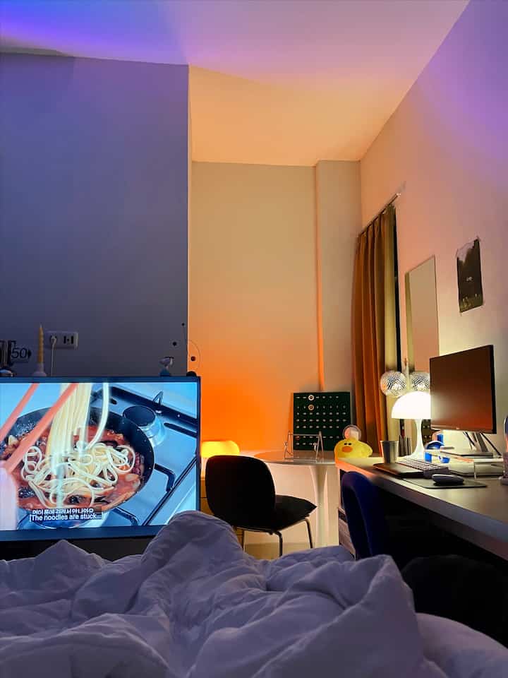 Penggunaan Lampu untuk Menciptakan Mood Ruangan Anda💡

Dari artikel yang saya baca, selain untuk menerangi ruangan dan dekorasi, lampu ternyata juga bisa digunakan untuk menciptakan mood dan suasana yang berbeda pada suatu ruangan.

Penggunaan warna lampu yang tepat dapat membantu membangun perasaan yang sesuai dengan kondisi atau suasana hati kita saat ini. 

Misalnya:
- Pemilihan warna lampu white atau cool white dapat membangkitkan semangat dan meningkatkan konsentrasi. Warna lampu ini cocok diterapkan di ruang tamu, dapur, dan ruang kerja.
- Sedangkan pemilihan warna lampu warm white (putih kuning) dapat digunakan untuk menciptakan suasana yang lebih santai dan rileks. Warna lainnya adalah warna ungu. Spektrum warna ungu yang lembut dapat membantu meredakan stress mental maupun emosional. Kedua warna ini cocok diterapkan di kamar tidur.

Hal inilah yang diterapkan juga pada kamar tidur saya. Saya menggunakan lampu dengan warna warm white dan ungu untuk menciptakan suasana rileks pada kamar sehingga membuat istirahat menjadi lebih maksimal. Untuk pemilihan jenis lampu sendiri saya sesuaikan dengan tema dekorasi ruangan agar lebih menyatu sehingga menambah nilai estetika ruangan ✨

#rumahtanpaarsitek
#selfmakeover
#DIY
#moodlamp
#bedroom
#roomdecor
#retro
#midcenturymodern