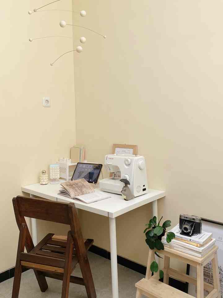 - work desk area -
Meski sekarang aku uda ngga kerja dan full time jadi ibu rumah tangga, tapi aku tetep pingin punya work desk area dirumah.
Menurutku, kaya aneh aja gitu kalo ngga punya work desk, sampe sekarang pun kalo anak lagi tidur atau butuh space buat mikir, nyatet bahkan cuma buat ngelamun sedetik, aku larinya selalu ke work desk ini. Kaya tenang aja vibesnya. Disini siapa yang sama kaya aku? Suka banget punya space pribadi semacam "meja kerja" kaya gini? ☝🏻

#homedecorlowbudget #workdeskidea #homedecorinspiration #aestheticcorner #minimalist #homestagram #interiorruangbelajar 