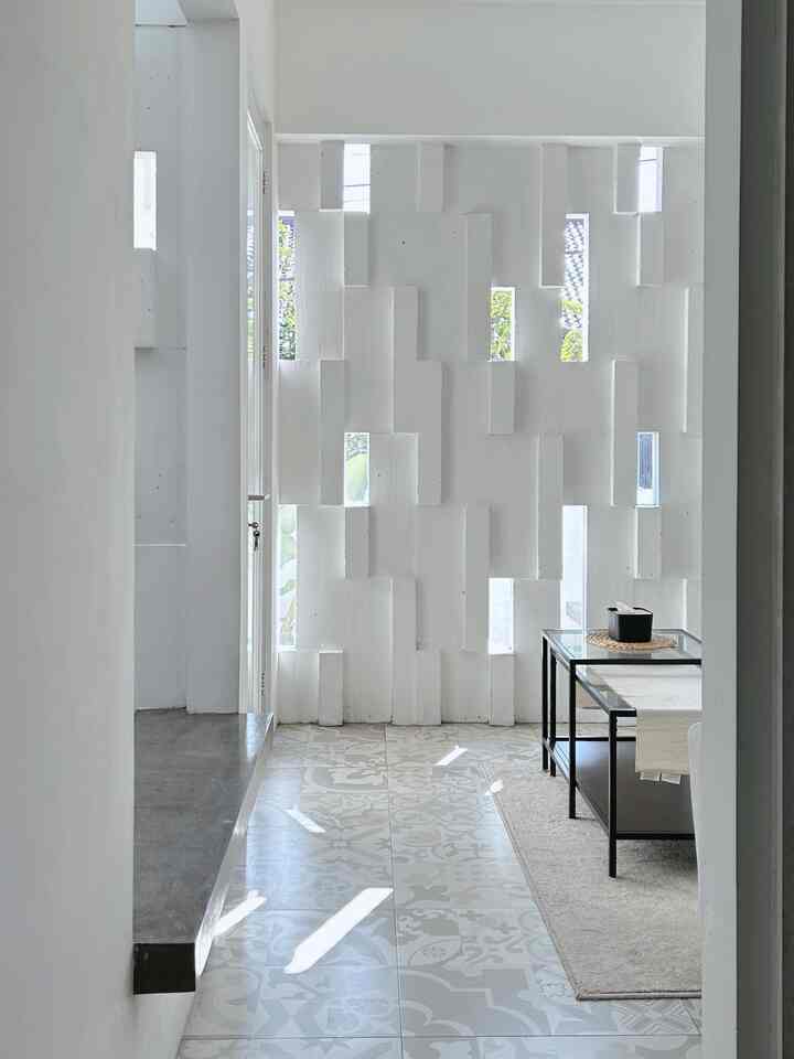 Tembok dari susunan bata ringan / hebel ini lahir ketika ingin menekan budget pembangunan.. Cerita sedikit dibalik pembuatannya, sebetulnya rencana awal adalah menggunakan pintu lipat dari kayu dengan model kisi2 tapi karena harus menekan budget karena satu dan lain hal jadilah ngide untuk pakai susunan bata ringan ini. 
#entrance #sunlight #scandinavian #lowbudget #boemisaturnus #bandung