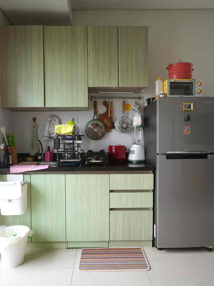 Selamat datang di dapur kecil #casadecipop 😁
Inilah dapur apa adanya buat aku masak sehari-hari. 

Karena tempatnya terbatas, jadi aku maksimalkan penyimpanan bumbu dan piring di rak dapur bawaan dari unit apartemen. Untuk kompor aku pakai 1 tungku dan peralatan masak secukupnya dengan 1 panci tumis dan 1 panci kuah 😊

#LowBudgetKitchen #LowBudgetKitchenMakeOver #LowBudgetKitchenInspiration 