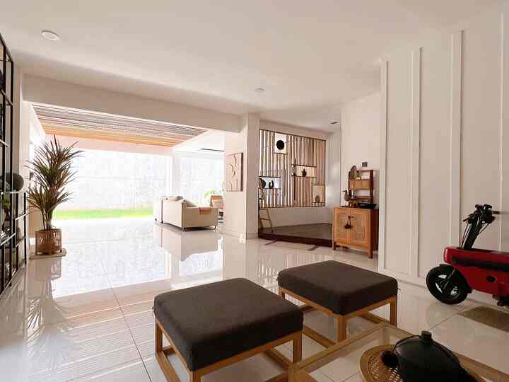 Utk Area lantai 1 ini, terutama di bagian living room dan musholla kita pakai bantuan interior design karena kita pengen banged posisi 2 ruangan ini sebelahan. 

Musholla di lantai 1 ga terlalu besar tapi cukup untuk 2-3 orang. 

#bangunrumah #renovasirumah #arsitekrumah #interiordesigner