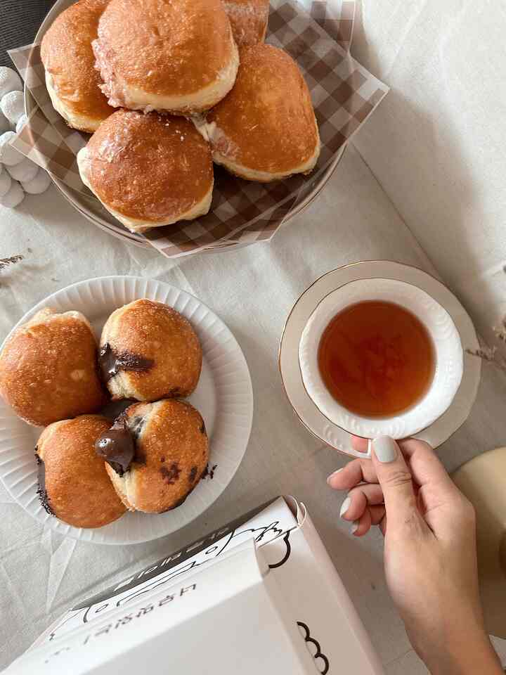 Biar ga bosan, selain pindah2 furniture aku juga sering bikin suasana ala cafe dirumah.. biar ga ngopi diluar mulu😂 #homecafe #chillin #homedecor #teatime #dekorasidapur 