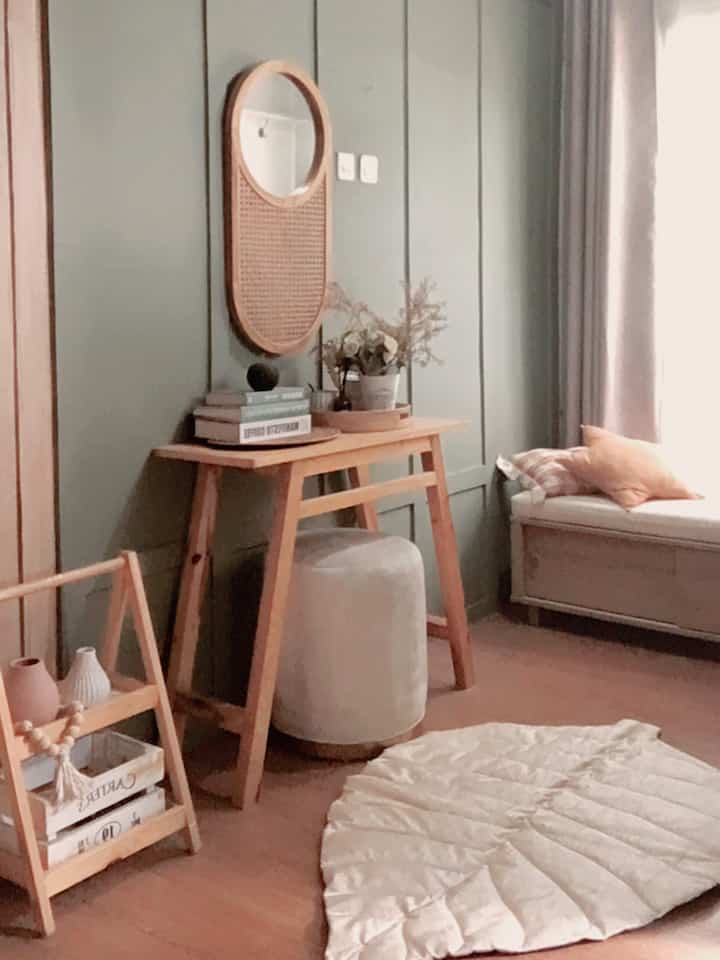 Sisi lain ruang mudroom n foyer mungil ✨

Biar gak bosen jepret nya pake angle yg beda nya 🫢🥰 ruangan ini paling sering q gunakan buat spot bengong mikir cari inspirasi ato ide ngonten 🫢😀 sambil ngupi ato ngeteh... nah klo paksu biasa duduk sekedar pasang sepatu n pake sepatu berangkat n dtg krja 🫢😀

Jadi fungsional bgt kan? tp tetep estetic ya gak hrs amburadul, malah di bikin berah😍

Semoga menginspirasi 🙏🥰

#homedecor #mudroom #foyer #spotminimalis #scandinavian #neutralroom #esteticroom

