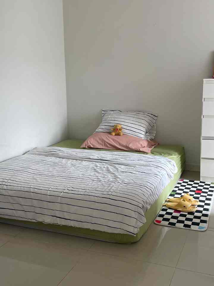 Simple 6-tatami bedroom with white walls and green mattress featuring a bed and nightstand