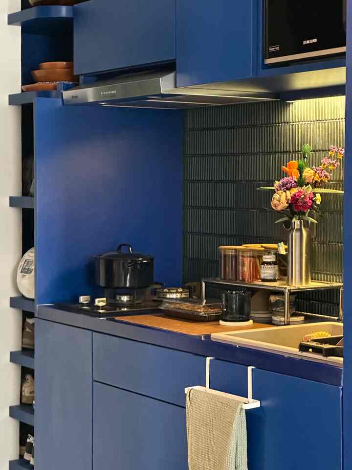 Seminggu tumbang di rumah 🤧 bagian yang ga pernah ketinggalan ya pasti dapur karena tetep makan haha

Supaya ga bosen, bisa banget styling kecil-kecil, sesimple tuker gelas, tuker piring 🥃🍹🍸🍽️

#kitchenstyling #kitchendecorideas #kitchenmakeover #studioapartment #homedecor 