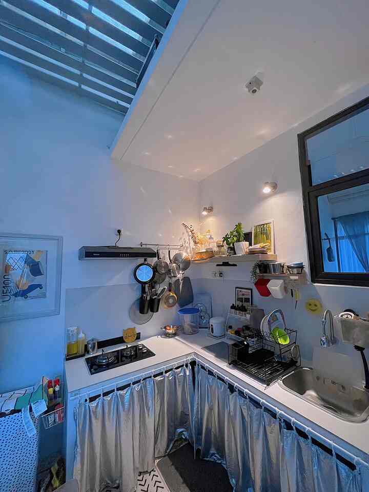 Focal point di dapur kami adalah plafon yang kami tambahkan Grc plank motif asli, selain membuat tampilan atap dapur tidak mononton, juga memberi semburat cahaya yang apik saat golden hour. Agar lebih menarik, kami menambahkan frame serta tanaman di dapur kami ♥️

#KitchenStyling
#Kitchendecorideas
#kitchenmakeover
#tinyhouse
#rumahcluster
#livewithkids
#plantsparent
#90m2