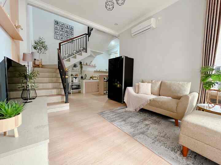 Ruangan fav keluarga ❤️❤️❤️

Hampir 90% kegiatan kami di rumah dihabiskan di ruangan ini, makan, bekerja, main, menontov tv 

Jadi aku mendekor ruangan ini sedemikian rupa sehingga kami sekeluarga amat sangat betah disini
Hal yg membuat ruangan ini lebih homey adalah pemasangan vinyl, wood panel dan pemakaian diffuser yg membuat ruangan lebih nyaman ..

#MyFavoriteRoom
#MyHouseStory
#MyFavoriteltems
