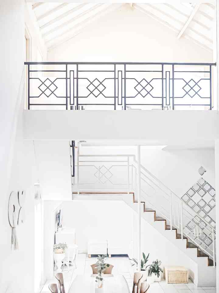 Awalnya kami berencana membeli rumah lain, tapi saya jatuh cinta dengan rumah lama ini. Walaupun sampai sekarang kami tidak renov total, hanya sebagian kecil saja yang dirasa lebih prioritas. Perubahan mayoritas dari cat dinding dan furnitur, yang sebelumnya didominasi warna warni dan cenderung gelap, saya ubah menjadi warna putih agar terang, dengan tetap mempertahankan aksen kayu dan sedikit tanaman hijau. 

Menurut saya hunian ideal adalah bagaimana kita mensyukuri apa yang kita miliki saat ini dan menghargai proses yang sudah dijalani, itu saja membuat kebahagiaan tersendiri. Sentuhan pemiliknya juga menjadikan rumah terasa "rumah". Bagaimana kami membuat rumah itu terasa nyaman untuk ditinggali, untuk berkumpul bersama keluarga, beraktivitas juga untuk mengeskpresikan hobi 🤍

#MyHomeMyStory
#MyHomeJourney
#HomeSweetHome 
#Bandung
#Japandi 
#livewithkids 
#selfmakeover 
#decorlowbudget