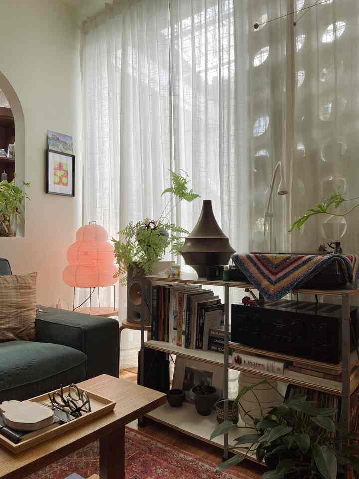 Kami senang menambahkan objek pahatan di rumah kami, bentuknya menciptakan pernyataan dan daya tarik untuk ruang tamu kami. Ini juga membantu meningkatkan dan menambah kepribadian pada ruangan tanpa menghabiskan terlalu banyak uang. Misalnya kami mendapat 2 lampu pahatan dan satu vas besar buatan suami saya ❣️


#FancyBudgetMinim
#LowEffortFancy
#SpillDecorLowBudget
#MidCenturyModern