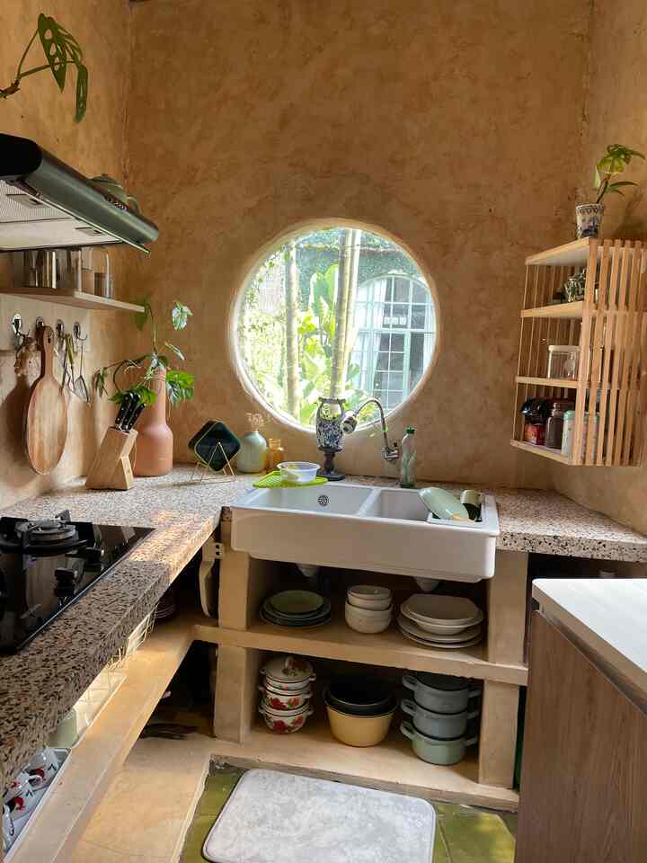 Its not a clutter if its aesthetic right? 😋
We call it “cluttersthetic”
The greatest attraction and comfort in a house is its humanistic state 🤗
#kitchenstyling
#kitchendecorideas
#kitchenmakeover
#cluttersthetic
#humaniskitchen
#rusticitchen
#vintagekitchen