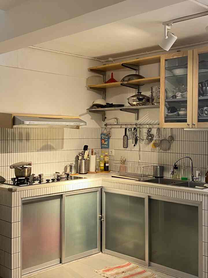 Karena ceiling rumah lantai satuku pendek banget, aku banyak memilih warna sekaligus material perabot dan perintilannya yang seragam. Banyak pakai material stainless steel, metal, kaca, aluminium dan ada sentuhan kayunya sedikiiit (tapi peletakannya ga di lantai sebisa mgkn untuk menghindari banjir). 

#kitchenroomdecor #diningroomdecor #kitchenideas #diningroomideas #kitcheninspiration #dapursiagabanjir #dapurbanjirfriendly #rumahdijakarta